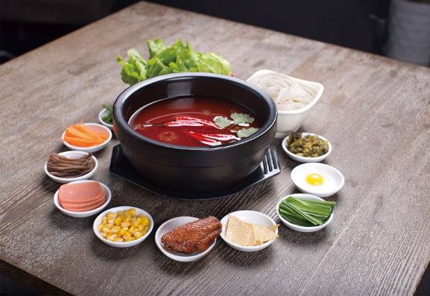 去十秒到過橋米線，赴一場(chǎng)“初夏與美食的約會(huì)”